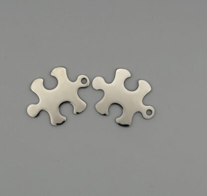 Personalisierte Puzzleteil-Anhänger aus Edelstahl – 2-teiliges Set – Bild 3